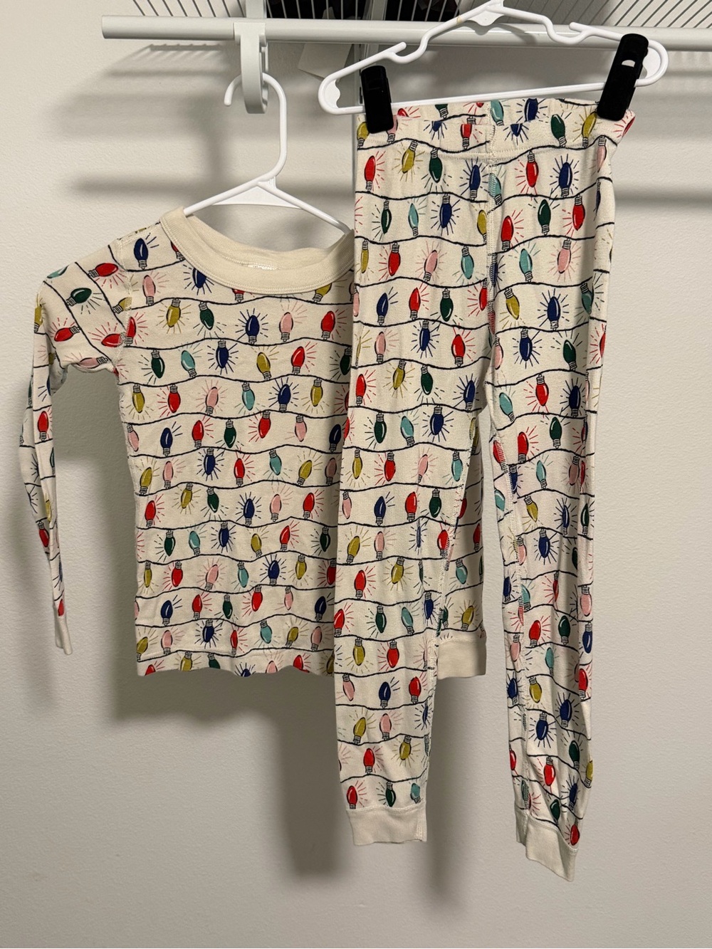 Hanna Andersson Cream Pajama Set with Colorful Holiday Lights